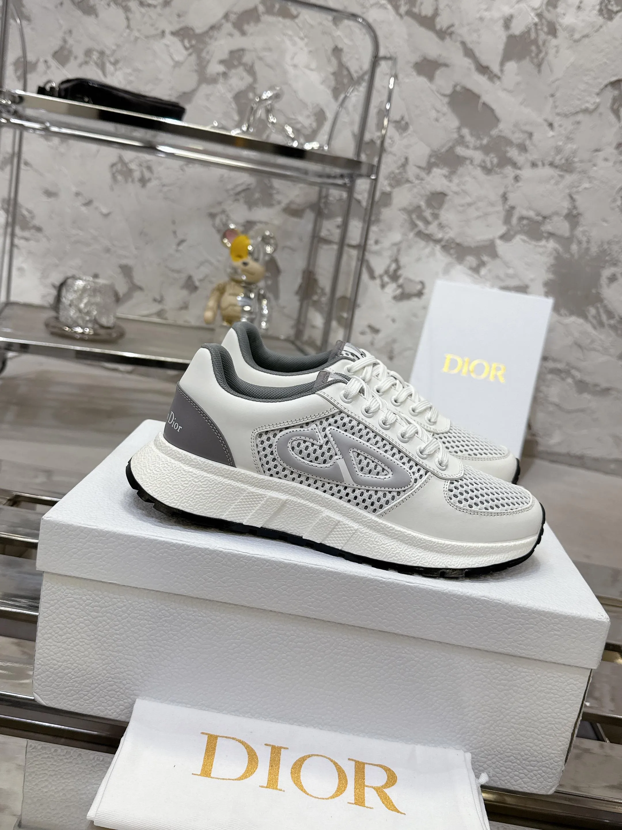 Factory price 680💰 Top version! ! ! Dior Dior's latest Run'n'Dior series, couple's thick-soled casual sneakers, originally purchased, developed and manufactured. This Run'n'Dior reinterprets sports style with an elegant and fashionable shape. The upper is crafted from white mesh fabric and features the Christian Dior Paris signature on the laces and heel. The exquisite two-color sole is light and soft, which can add a high-end temperament to all kinds of casual looks. Exquisite packaging at the delivery counter 🛍📦 ▪️Fabric: Original customized imported first-layer cowhide ▪️Inner lining: Imported original lining ▪️Sole: Original molded non-slip TPU material ▪️Size: Women's 35-41 / Men's 39-46 (Female 40 41 / Men's 38.45.46 customized)